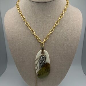 Elegant Gold and Green Pendant Necklace